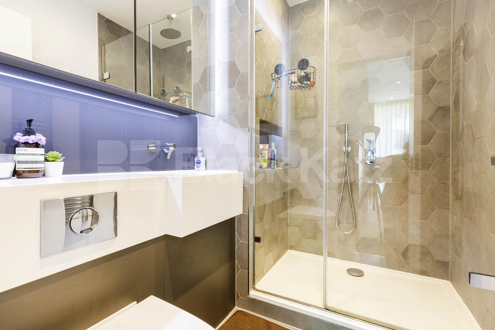 Stylish and modern 2 bedroom 2 bathroom apartment with south facing balconies  Market Road, Islington